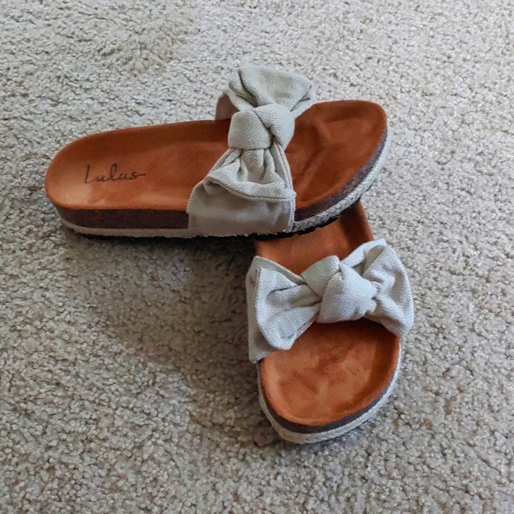 NWOT Lulu's bow slides